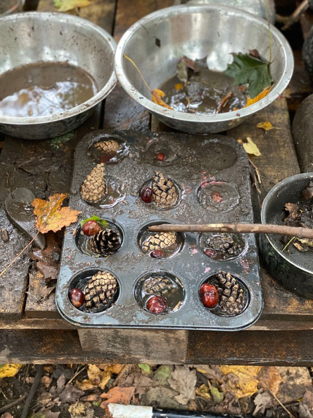 Counting and sorting natural elements in the mud kitchen